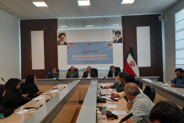 سطح توانمندی معلمان را با برگزاری دوره‌های بازآموزی به‌عنوان یک راهبرد آموزشی و تسهیل‌گر ارتقا می‌بخشیم