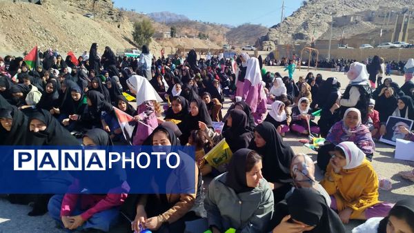 مشت‌های درهم گره خورده دانش‌آموزان کهگیلویه و بویراحمد در راهپیمایی ۲۲ بهمن
