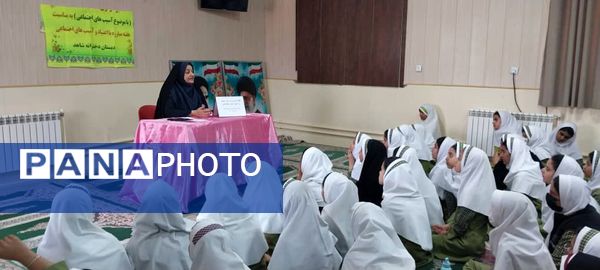 مراسم هفته مبارزه با اعتیاد در دبستان شاهد حاجی‌آباد 