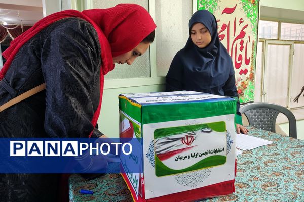 انتخابات انجمن اولیا و مربیان در دبیرستان دخترانه گراشی ناحیه۳