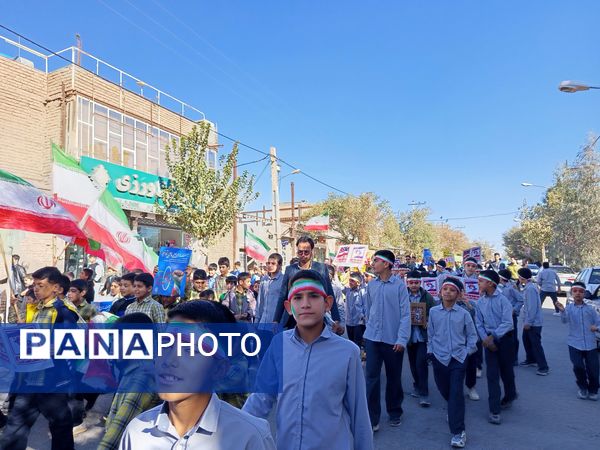 قدم‌های کوچک، ایمان‌های بزرگ؛ حضور باشکوه دانش‌آموزان دبستان برادران ابراهیمی‌نیا در ۱۳ آبان