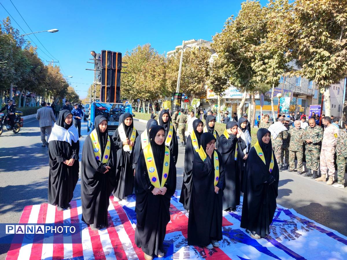 طنین شعارهای ضد استکباری در شاندیز