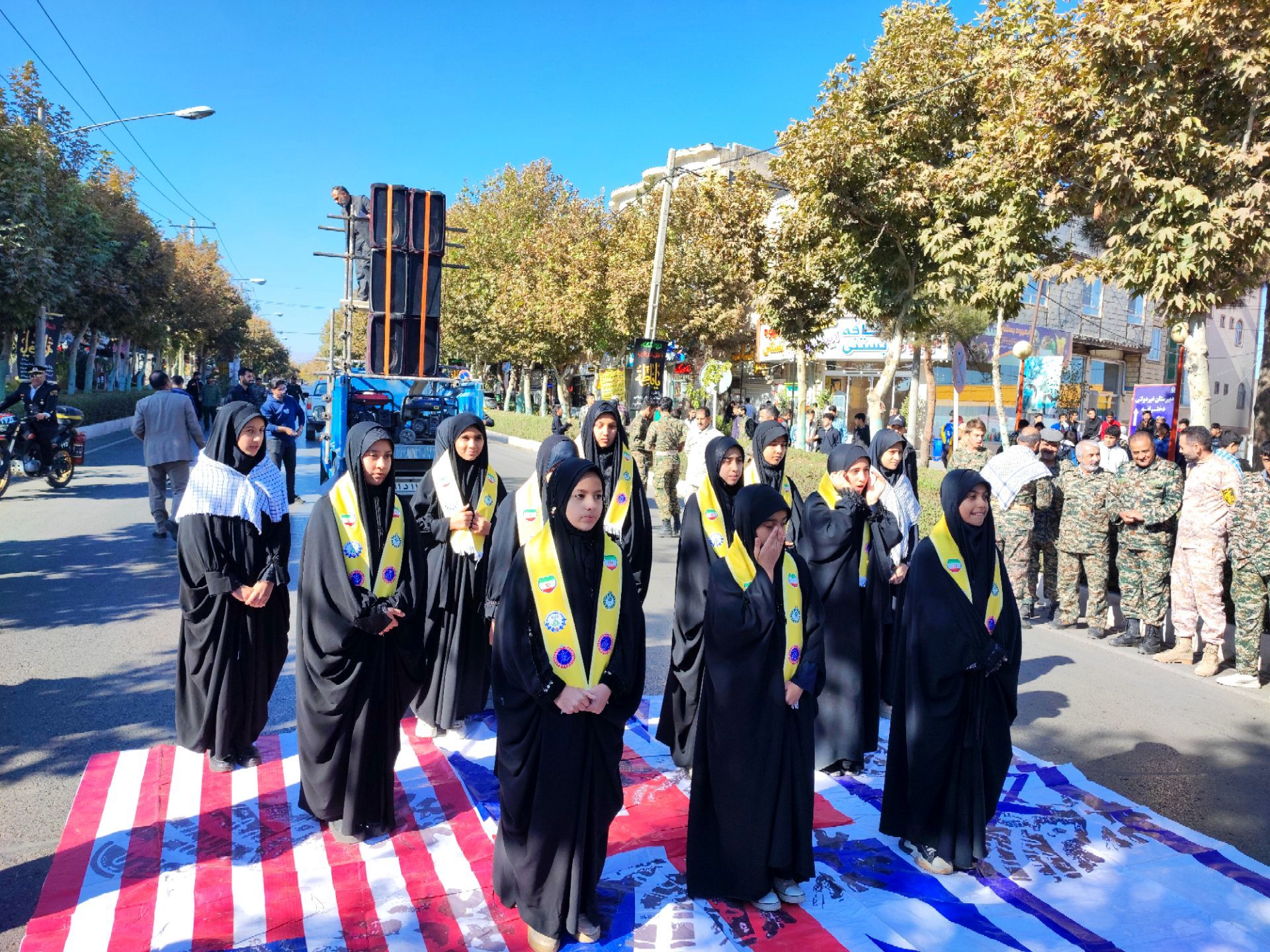 طنین شعارهای ضد استکباری در شاندیز