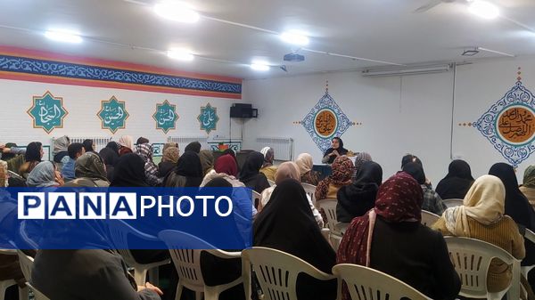 جلسه آموزش خانواده با موضوع فضای مجازی در دبستان پنجم مهر