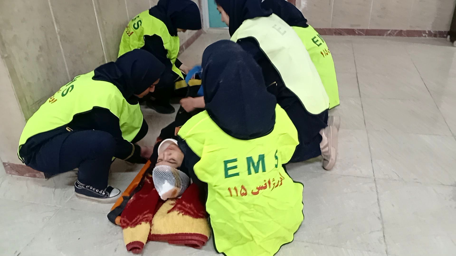 مانور متمرکز زلزله شهرستان ساوجبلاغ همزمان با سراسر کشور در دبیرستان فرزانگان 5 ساوجبلاغ 