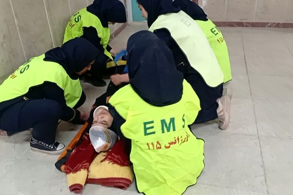 مانور متمرکز زلزله شهرستان ساوجبلاغ همزمان با سراسر کشور در دبیرستان فرزانگان 5 ساوجبلاغ 