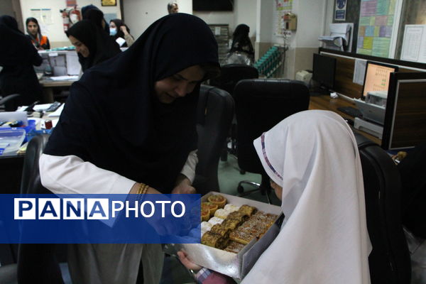 تقدیر دانشآموزان دبستان دخترانه صادقیان یزد از مادر پرستار