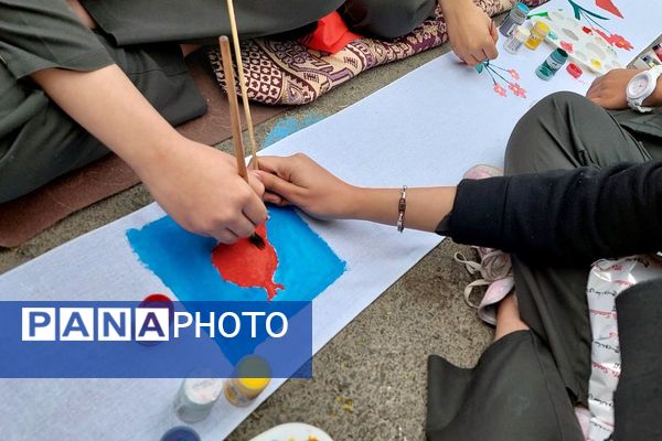 نمایشگاه دست سازه‌های دانش‌آموزان مدرسه شهید شرافت بهارستان‌دو