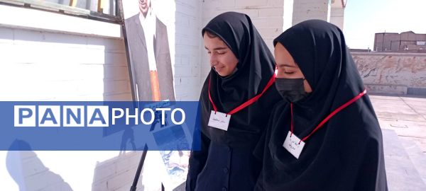 نمایشگاه پیشگیری از آسیب های اجتماعی در دبیرستان مادرمهربان خلیل آباد