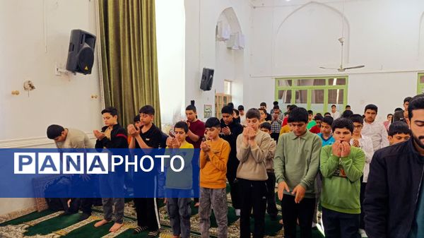  اقامه نماز جماعت و بازدید صمیمی از اعتکاف پسران در خلیل آباد