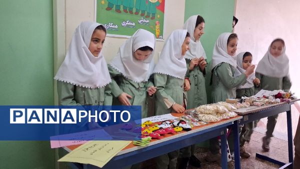 بازارچه مادر دختری با دست‌سازه‌های دانش‌آموزی 