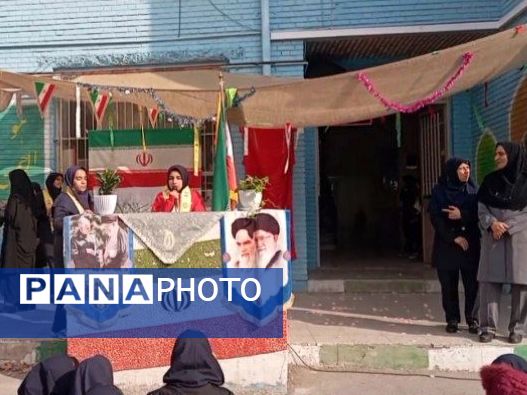 جشن تقدیر پیشتازان برگزیده پویش بوسه بر دستان مادر در دبیرستان دخترانه انقلاب اسلامی 