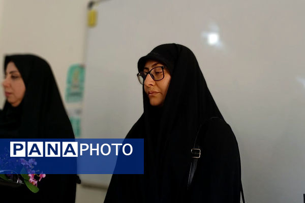 تجلیل از فرزند شهید صفری در کلاس درس با حضور یکی از همرزمان پدر