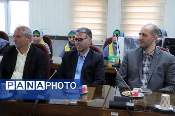 گل‌های قدردانی دانش‌آموزان پیشتاز برای حافظان امنیت