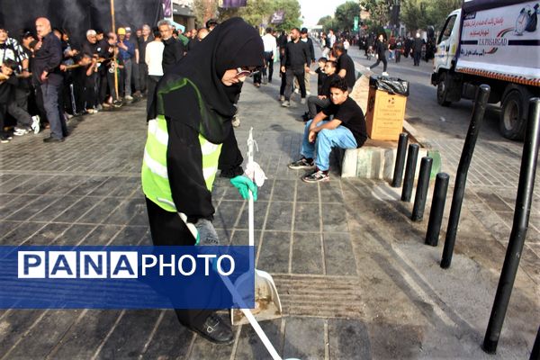 حضور پرشور کودکان قمی در دسته‌های عزاداری روز تاسوعا 