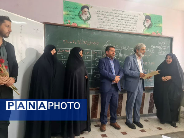 تقدیر مدیر آموزش و پرورش ناحیه 2 قم از معلمان دبیرستان سید احمد فاتحی یک 