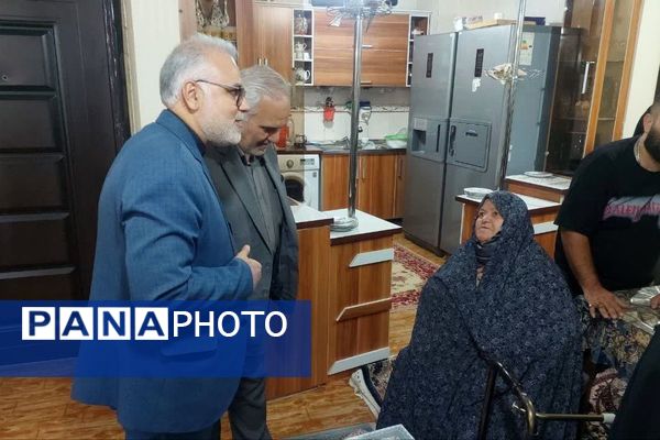 دیدار فرماندار فیروزکوه با خانواده‌های شهدا