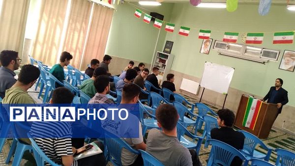 جلسه‌ مشاوره‌ای و توجیهی کنکور در دبیرستان معلم ساوجبلاغ