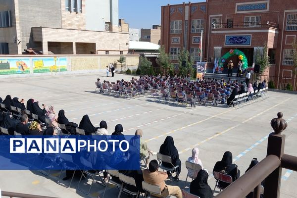 برگزاری جشن شکوفه ها در دبستان حاج تقی احدیان ناحیه ۶ مشهد