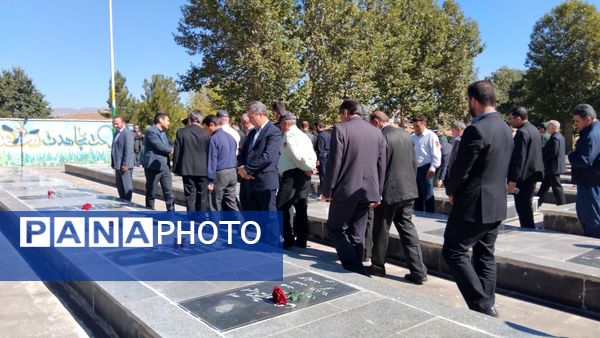 گلباران مزار شهدای اهر به‌مناسبت آغاز هفته دفاع مقدس