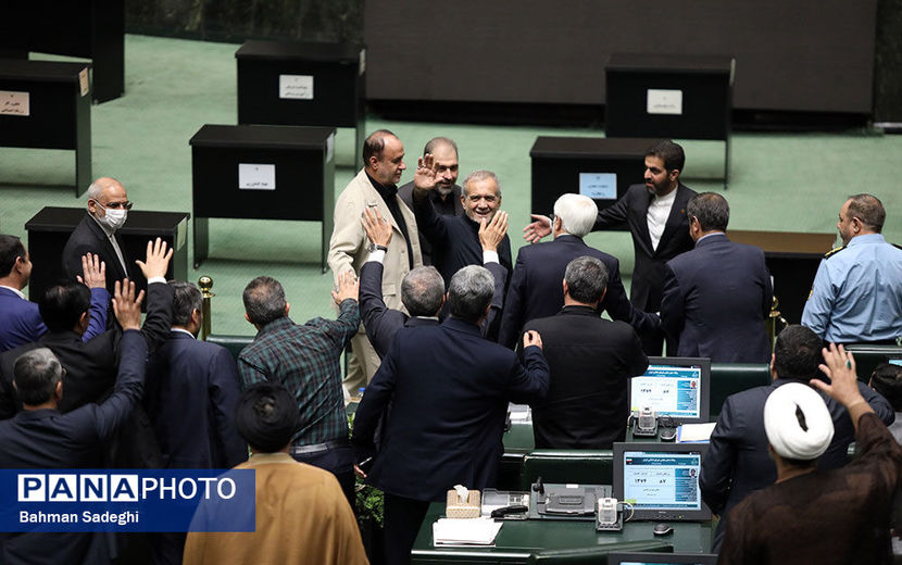 نشست مشترک مجلس و دولت با حضور رئیس‌جمهور آغاز شد