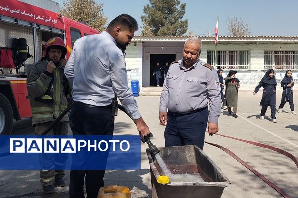 آموزش اصول اولیه آتش‌نشانی در مدرسه زکیه صباشهر