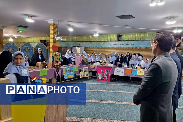 نمایشگاه پژوهش به مناسبت هفته پژوهش در دبستان حکمت نبوی ناحیه دو شهرری 