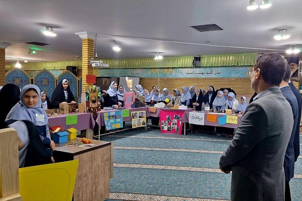 نمایشگاه پژوهش به مناسبت هفته پژوهش در دبستان حکمت نبوی ناحیه دو شهرری 