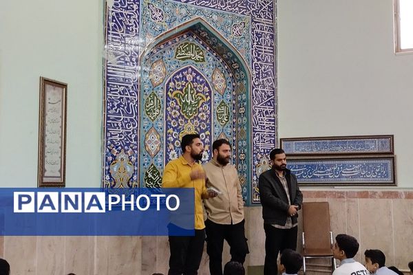 گفت‌وگوی آموزشی پس از اقامه نماز جماعت در دبیرستان شهید چمران