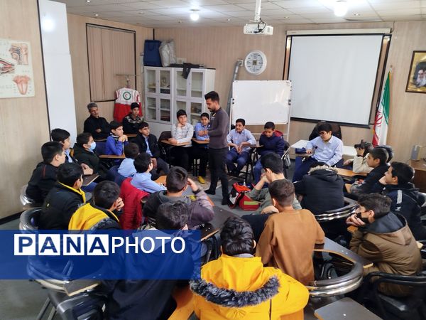 حضور دانش‌آموزان دبیرستان نمونه دانش در پایگاه هلال احمر کاشمر