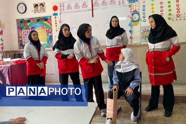 مانور تخلیه اضطراری و آمادگی برای لحظات بحرانی در مدرسه معراج بهارستان‌دو