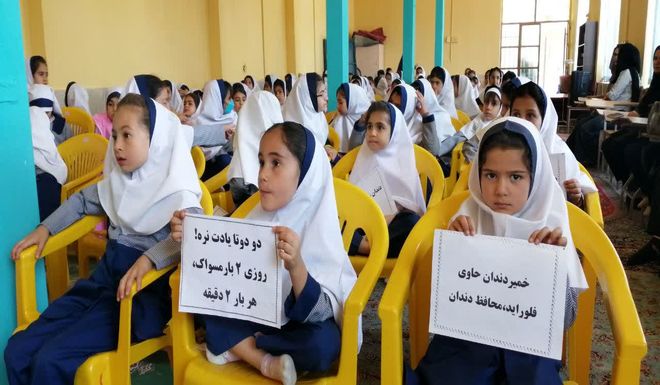 آموزش بهداشت دهان و دندان با برگزاری جشن دندان 6 در مدرسه نعمت‌الهی آباده