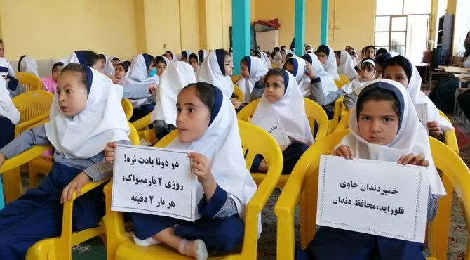 آموزش بهداشت دهان و دندان با برگزاری جشن دندان 6 در مدرسه نعمت‌الهی آباده