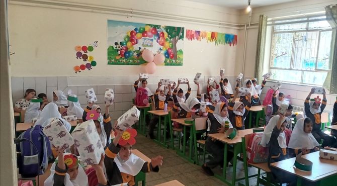 آیین جشن شکوفه‌ها در دبستان الهام بروجن