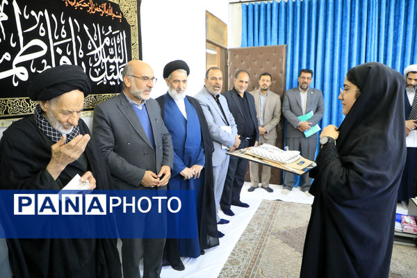 اهدای هدایای مقام معظم رهبری به دانش‌آموزان بیرجندی 