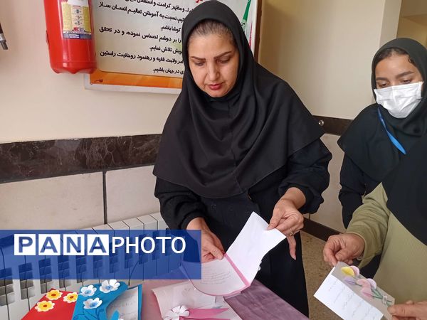 ساخت کارت پستال در هفته سلامت‌روان توسط دانش‌آموزان مدرسه مادرمهربان خلیل‌آباد