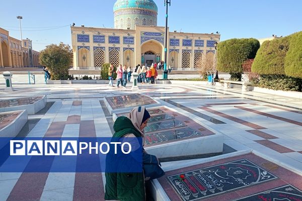 غبارروبی مزار شهدا توسط دانش‌آموزان دبستان سمیه