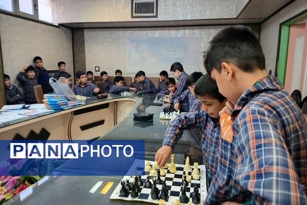 رقابت هوش و دقت در دبستان علامه طباطبایی؛ شور و هیجان در مسابقات شطرنج و دارت