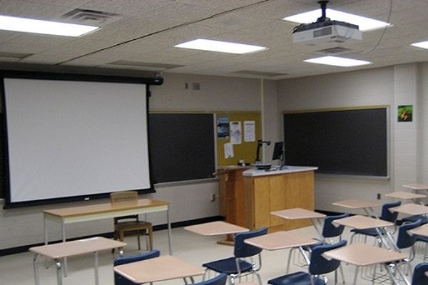 رنگ‌آمیزی کلاس‌ها تغییری کوچک اما اثری بزرگ در روحیه دانش‌آموزان است