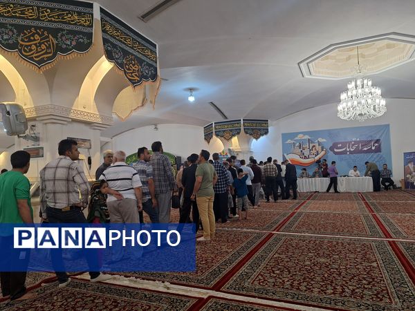 حضور پرشور مردم پای صندوق‌های اخذ رأی در حرم مطهر رضوی