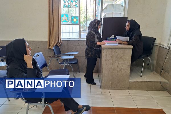 دیدار اولیا و معلمان در جهت بررسی وضعیت تحصیلی دانش‌آموزان 