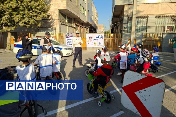 مسابقه دوچرخه‌سواری همیاران ترافیک در فرهنگسرای امام‌علی(ع) شهرک وایین شهریار