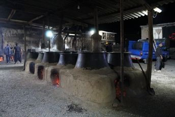 آماده‌سازی حلیم عاشورا در روستای اسحاق‌آبادی نیشابور