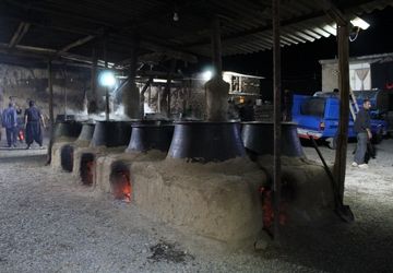 آماده‌سازی حلیم عاشورا در روستای اسحاق‌آبادی نیشابور
