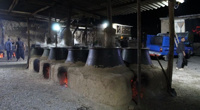 آماده‌سازی حلیم عاشورا در روستای اسحاق‌آبادی نیشابور
