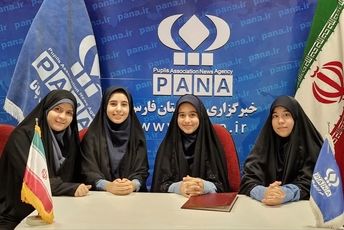 دانش‌آموز ایرانی در مقابلت ایستاده است