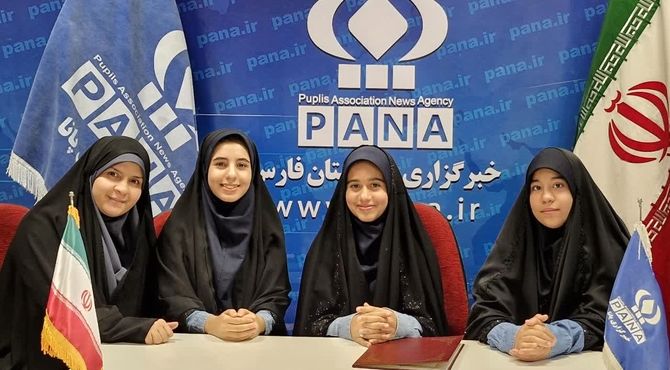 دانش‌آموز ایرانی در مقابلت ایستاده است