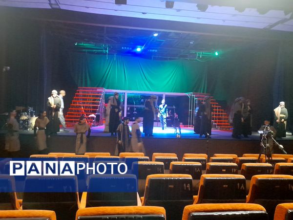 دانش‌آموزان سازمان‌دانش‌آموزی به تماشای تئاتر مثنوی سرخ نشستند