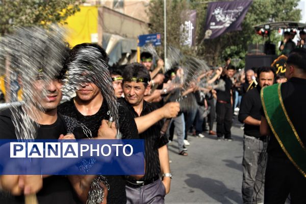 حضور پرشور کودکان قمی در دسته‌های عزاداری روز تاسوعا 