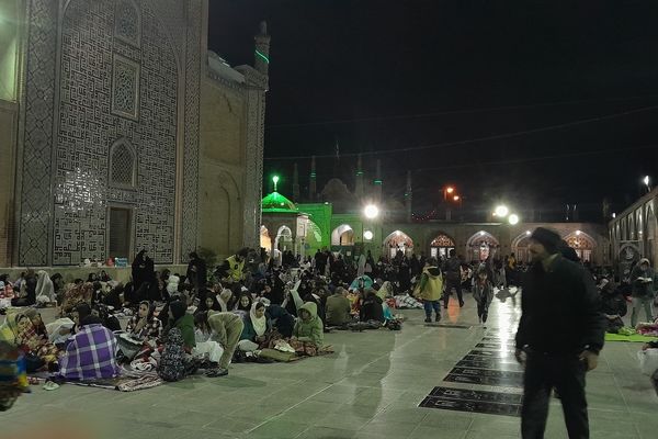 سرمای شدید سد راه برگزاری شب قدر در صحن امامزاده حسین نشد 
